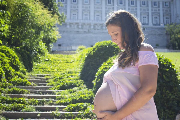 Schwangere Mit Rosa Kleid Einem Park Sonniger Tag — Stockfoto