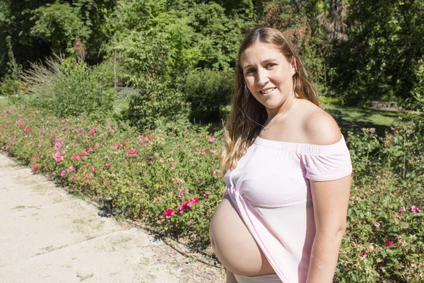 Zeven Maanden Zwangere Vrouw Gekleed Roze Gelukkige Uitdrukking — Stockfoto