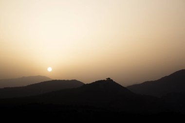 Güneşli dağlarda gün batımı. Kimse yok.