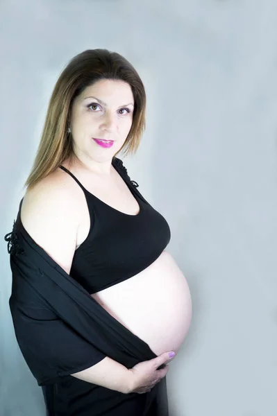 腹のない8ヶ月の妊婦 幸せな感情 — ストック写真