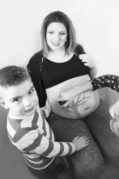 Mujer Embarazada Ocho Meses Con Hijo Tres Años Pintura Corporal — Foto de Stock