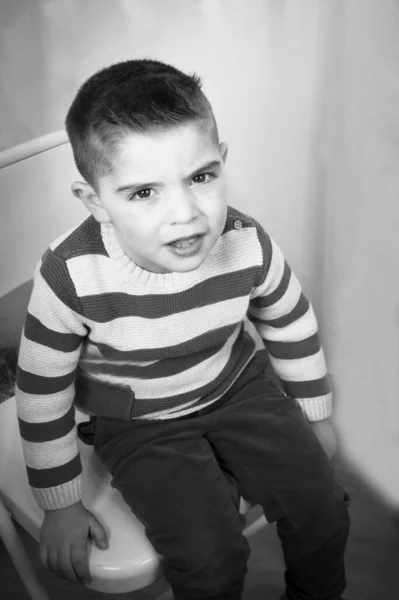 Ένα Τρίχρονο Αγόρι Κάθεται Μια Καρέκλα Θυμωμένη Έκφραση — Φωτογραφία Αρχείου