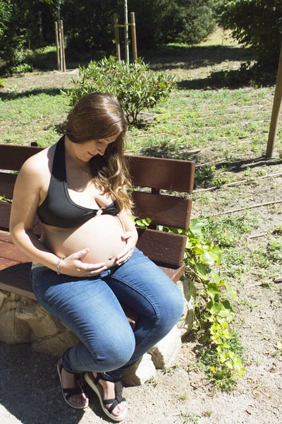 Εφτά Μηνών Έγκυος Γυναίκα Πάρκο Ντυμένη Τζιν — Φωτογραφία Αρχείου