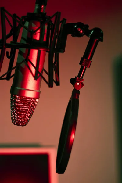Profesyonel Mikrofon Profesyonel Stüdyonun Havasında Asılı — Stok fotoğraf