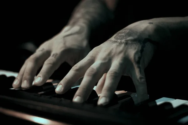 Dövmeli Adam Elleri Piyanonun Klavyesinde Koyu Arkaplan — Stok fotoğraf
