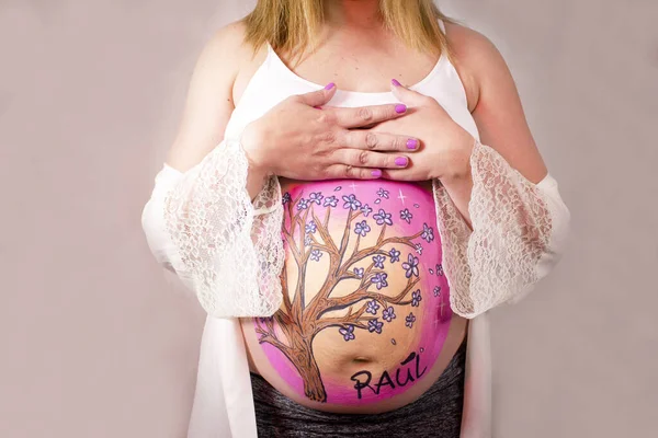 8个月的孕妇 身穿长袍 腹部拉伤 没有复制空间 — 图库照片