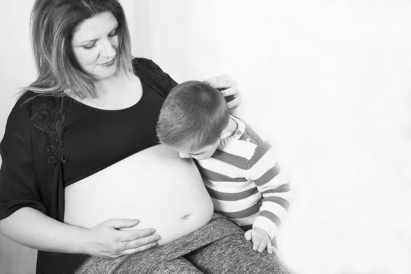 Osmiměsíční Těhotná Žena Tříletý Syn Líbající Břicho Úsměv — Stock fotografie