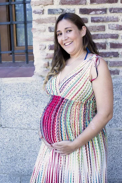 Zeven Maanden Zwangere Vrouw Buiten Veelkleurige Gestreepte Jurk Dagscène — Stockfoto