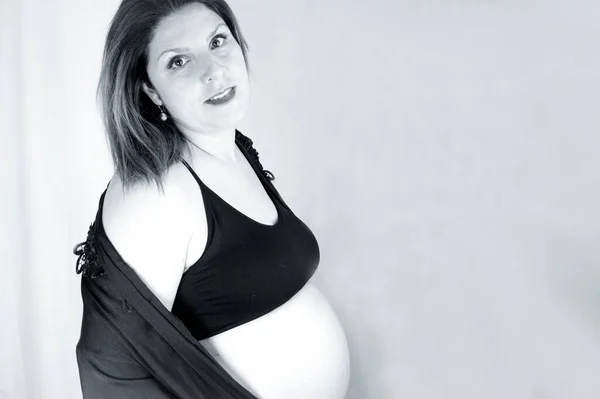 Achten Monat Schwangere Frau Mit Nacktem Bauch Glückliche Gefühle — Stockfoto