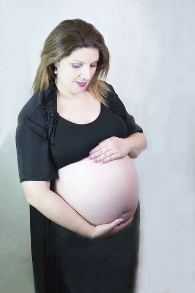 Donna Incinta Otto Mesi Pancia Nuda Felice Emozione — Foto Stock