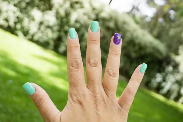 Womans Hand Nails Painted Green Color Green Background — Fotografia de Stock