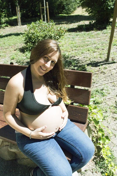 Seven Month Pregnant Woman Park Dressed Jeans — Stock Photo, Image