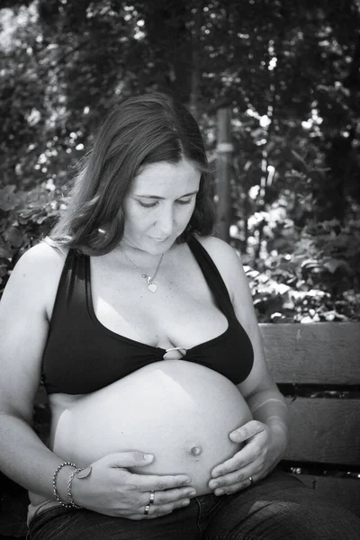 Seven Month Pregnant Woman Park Dressed Jeans — Stock Photo, Image