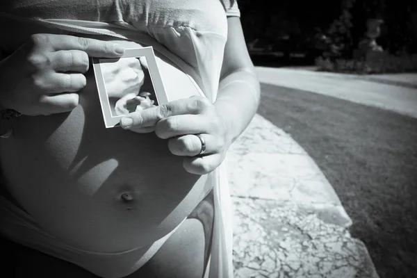 Zeven Maanden Zwangere Vrouw Met Echo Van Een Baby Haar — Stockfoto