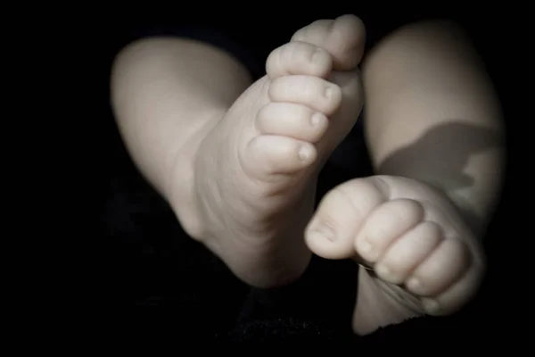 Baby Fötter Svart Bakgrund Lugn Scen — Stockfoto
