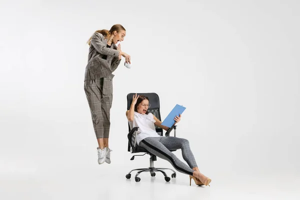 Twee vrouwen op kantoor geïsoleerd over witte achtergrond. Verbeelding. Persoonlijke assistent gieten koffie op baas hoofd. — Stockfoto