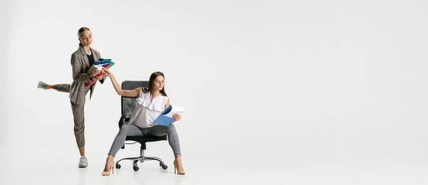 Full-length beeld van twee vrouwelijke werknemers geïsoleerd over witte achtergrond. Hard werk van persoonlijke assistent. Vlieger — Stockfoto