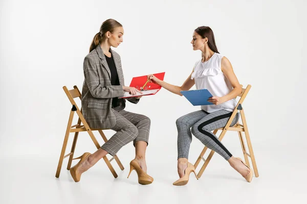 Full-length beeld van twee vrouwelijke werknemers geïsoleerd over witte achtergrond. Mentor — Stockfoto