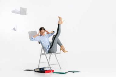 Ofiste çalışan iş kadını portresi beyaz arka planda izole edilmiş. Son teslim tarihi.