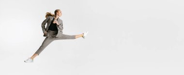 Kahve içiyorduk. Beyaz stüdyo geçmişinden izole edilmiş bir kadın işçi. Bale tarzı hareket