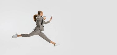 Kahve içiyorduk. Beyaz stüdyo geçmişinden izole edilmiş bir kadın işçi. Bale tarzı hareket. El ilanı