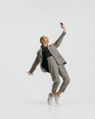 Kadın portresi, ofis çalışanı beyaz arka planda izole edilmiş bir şekilde selfie çekiyor..