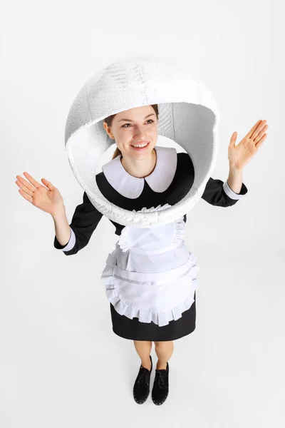 Bela empregada doméstica feminina em capacete de astronauta isolado sobre fundo branco — Fotografia de Stock
