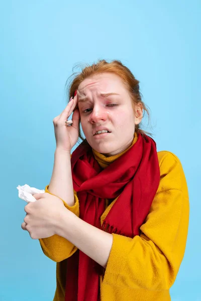 Ausgeschnittenes vertikales Porträt eines jungen kaukasischen Mädchens, das sich krank fühlt und eine Erkältung isoliert vor blauem Hintergrund hat — Stockfoto