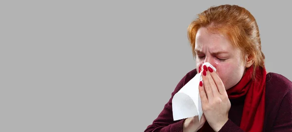 Retrato recortado de menina com nariz vermelho e olhos, espirrando isolado sobre fundo cinza. Folheto — Fotografia de Stock