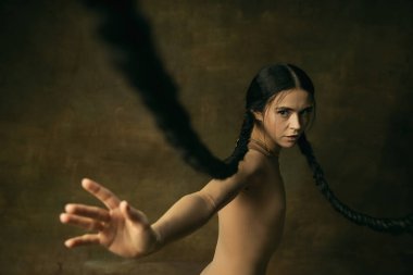 Balerin estetiği işte. Klasik yeşil arka planda izole edilmiş güzel bir balerin portresi.