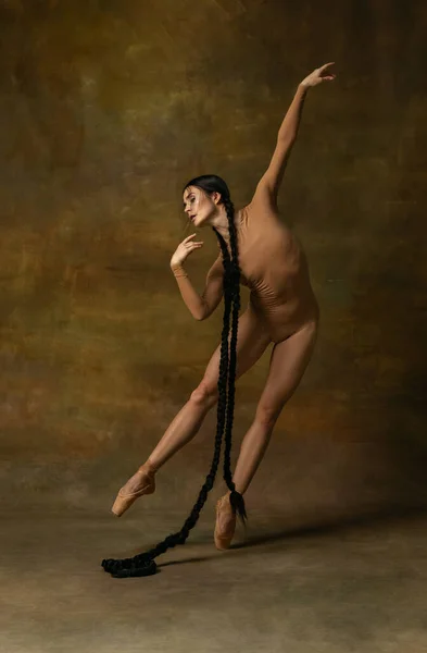 Retrato de larga duración de la hermosa bailarina en traje beige de pie en punta y bailando sobre fondo vintage. Sensibilidad — Foto de Stock