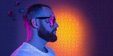 Güneş gözlüklü genç sakallı adamın yaratıcı kolajı neon rengi arka planda izole edilmiş. Portre yapboz parçalarından oluşur. Sanat kavramı, yaratıcılık, gençlik, moda, hayal gücü, ad