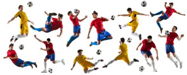 Hareketlerin kolajı. İki genç adam, hareket halindeki erkek futbol oyuncuları, beyaz arka planda izole edilmiş eğitimler.