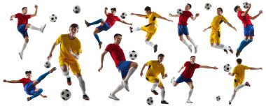 Hareketlerin kolajı. İki genç adam, hareket halindeki erkek futbol oyuncuları, siyah arka planda izole edilmiş eğitimler. Top sürme