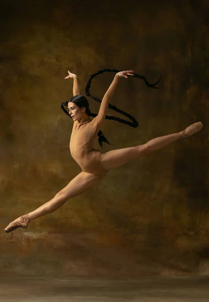 Retrato de larga duración de la hermosa bailarina bailando aislada sobre fondo vintage. Libertad de expresión. Actuación renacentista — Foto de Stock
