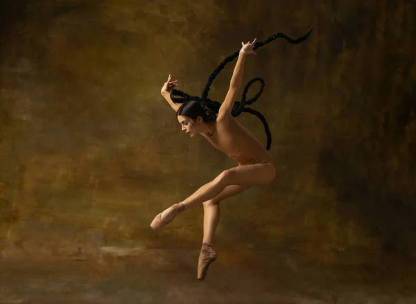 Retrato de arte completo de bela bailarina dançando isolado sobre fundo vintage. — Fotografia de Stock