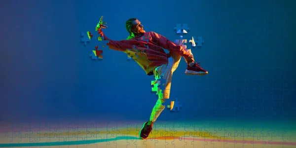 Full-length creatief portret van jonge mannelijke danser training over gradiënt blauwe achtergrond in neon. Portret bestaat uit puzzelstukjes — Stockfoto