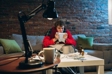 Kucağında grip ve alerji olan hasta bir çocuğun kesilmiş portresi. Hapşıran, akan burun