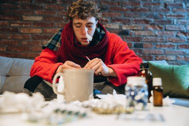 Soğuk algınlığı, grip ve alerjisi olan hasta bir çocuğun portresi. Koşan burun, hapşıran. Ev izolasyonu