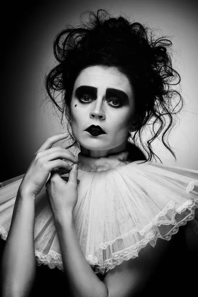 Potret hitam dan putih dari wanita artistik cantik dengan kostum dengan riasan gelap terisolasi di atas latar belakang hitam. Pesta Halloween — Stok Foto