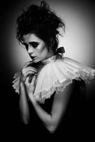Citra hitam putih dari wanita artistik dengan ekspresi sedih, mengenakan kostum pesta Halloween dan riasan gila yang terisolasi di atas latar belakang hitam — Stok Foto