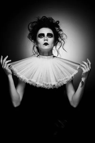 Citra hitam dan putih dari wanita artistik yang mengenakan kostum pesta Halloween dengan riasan gelap yang terisolasi dari latar belakang hitam — Stok Foto