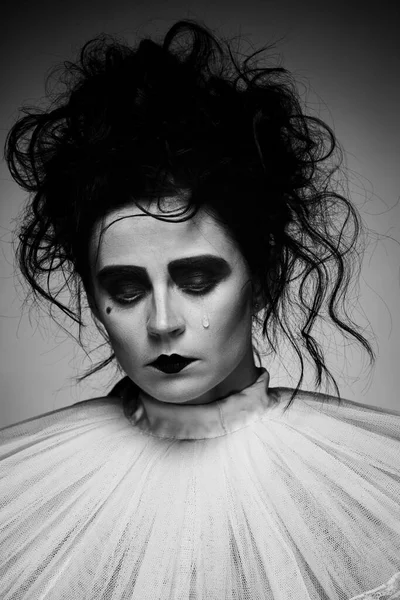 Potret wanita menangis dengan kostum vintage dan riasan seram yang terisolasi dari latar belakang gelap. Citra hitam dan putih. Merasa sedih. — Stok Foto