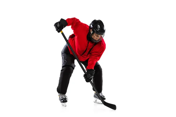 Full-length portret van professionele vrouwelijke hockey speler training in speciaal uniform met helm geïsoleerd over witte achtergrond. — Stockfoto