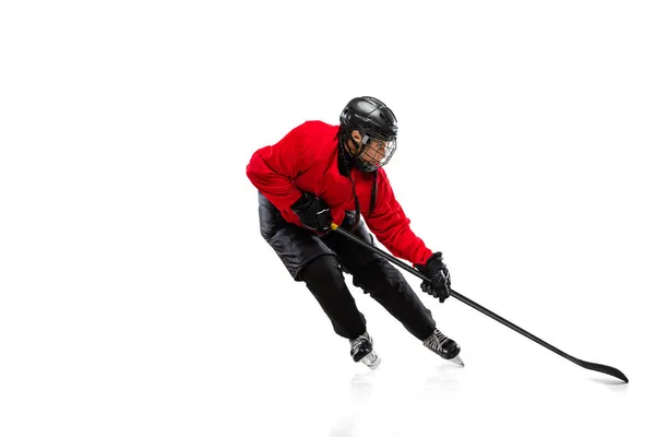 Beyaz arka planda izole edilmiş profesyonel bayan hokey oyuncusunun tam boy portresi. Yapıştırıcı — Stok fotoğraf