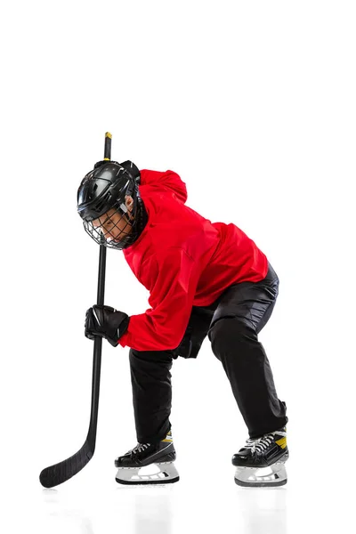 Full-length verticaal portret van vrouw, professionele hockey speler training geïsoleerd over witte achtergrond. Hoge concentratie — Stockfoto