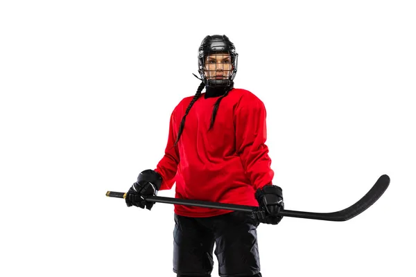 Gesneden portret van vrouw, professionele hockeyspeler in speciaal beschermend uniform geïsoleerd over witte achtergrond. — Stockfoto