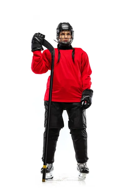Full-length portret van vrouw, professionele hockeyspeler in speciaal beschermend uniform met helm en hockeystick geïsoleerd over witte achtergrond. — Stockfoto