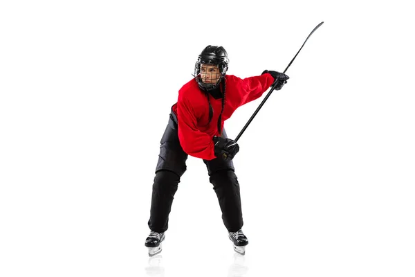 Full-length portret van vrouw, professionele hockeyspeler in beweging met opgeheven stok, training geïsoleerd over witte achtergrond. — Stockfoto
