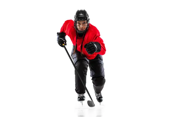 Full-length portret van vrouw, professionele hockeyspeler in beweging, scoren van een doel, training geïsoleerd over witte achtergrond. — Stockfoto